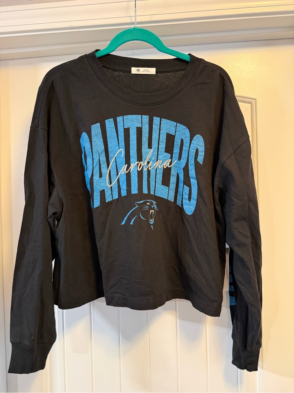 47 Women’s Carolina Panthers Black Long-Sleeve Graphic Tee - Cropped